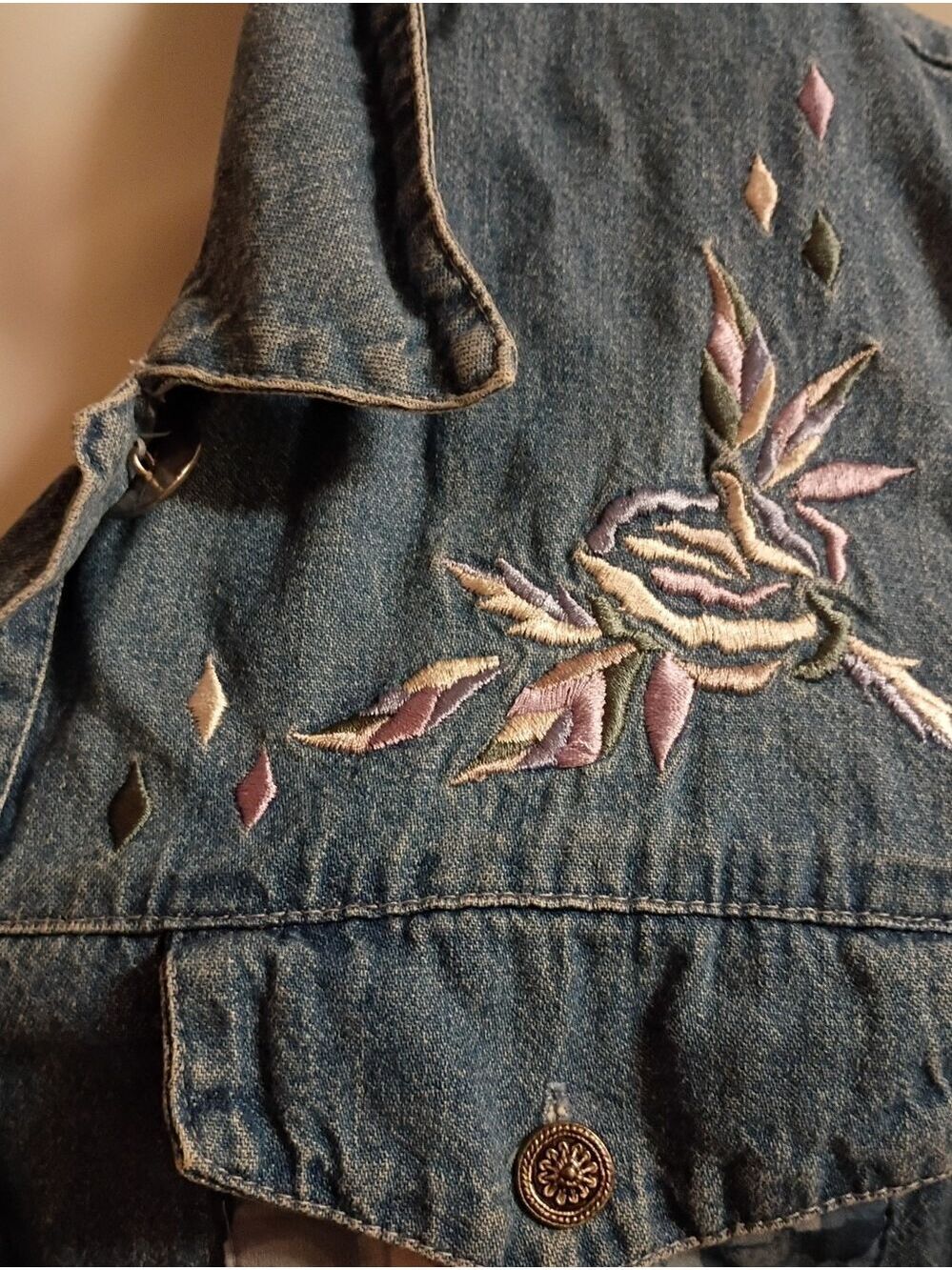 🌻 Denim Button-Up Vest with Floral Embroidery - Picture 5 of 9